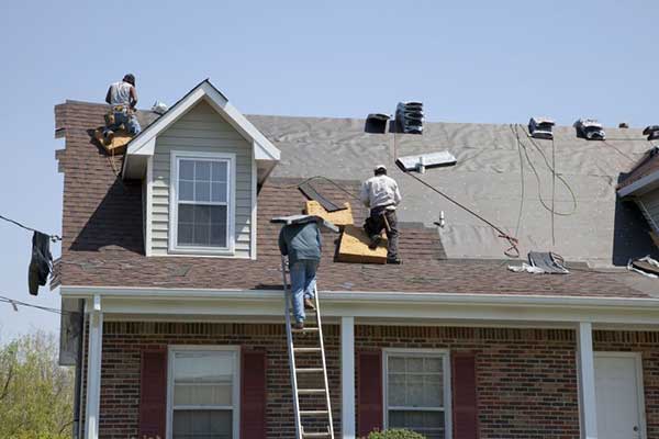 Roofing Contractor replaces a roof in pleasanton, CA